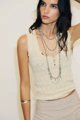 Top color crema de punto calado, con escote redondo y sisas.