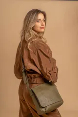 Bandolera de diseño simple con tapa frontal, confeccionada en material símil cuero. Cuenta con correa ajustable, división interna y bolsillos internos para mayor organización.