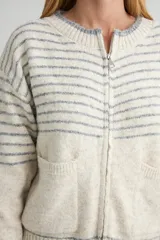 Campera tejida de punto con cierre frontal, diseño a rayas horizontales en tonos gris y blanco, cuello redondo y bolsillos frontales tipo parche.