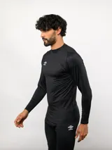 Remera térmica de manga larga Umbro, color azul marino, con cuello redondo y logo de la marca estampado en el pecho.