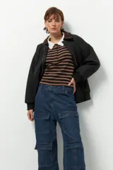 Pantalón cargo ancho de tiro bajo, color azul denim, con múltiples bolsillos.