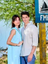 Camisa de hombre azul marino de lino con cuello abotonado y logo bordado en el pecho.