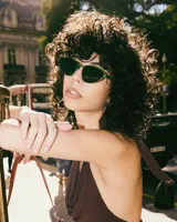 Lentes de sol con montura verde y cristales negros.