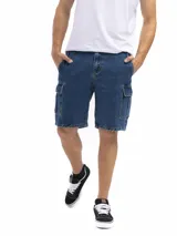 Bermuda de jean azul oscuro, estilo cargo, con bolsillos laterales con tapa a la altura del muslo.