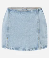 Short pollera de jeans celeste claro, tiro bajo, con ruedo deshilachado y un tajo lateral con detalle de encaje blanco en el borde.