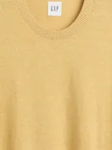 Buzo de algodón con cuello redondo, mangas largas y puños acanalados. Diseño básico y versátil de corte clásico.