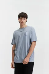 Remera negra de manga corta con cuello redondo y fit regular. Presenta un estampado frontal con gráficos circulares y texto en blanco y naranja.