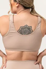 Top color piel con breteles anchos acolchados, copas moldeadas y cierre frontal con broches.