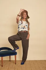 Pantalón de lino marrón oscuro, de corte ancho y relajado, con cintura elástica con cordón ajustable, bolsillos laterales amplios y botamanga recta.