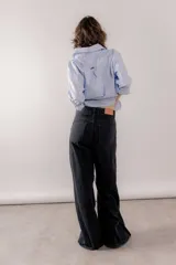 Jean wide leg de tiro medio y corte holgado con piernas muy anchas, confeccionado en denim de lavado azul medio.