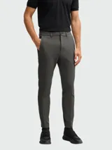 Pantalón de vestir gris oscuro, de corte slim fit, con bolsillos laterales y traseros. Cierre con cremallera y botón.