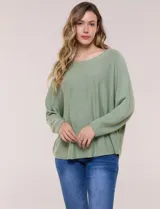 Buzo tejido liviano de calce holgado color celeste, con escote bote y mangas tipo dolman.