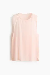 Musculosa deportiva rosada de corte estándar, confeccionada en tejido funcional DryMove que ayuda a absorber el sudor, con cuello redondo y aberturas laterales en el bajo.