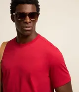 Remera de manga corta y cuello redondo, confeccionada en algodón peruano de alta calidad. Presenta un diseño liso y corte cómodo, ideal para uso diario.