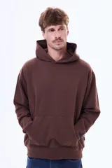 Buzo tipo canguro de felpa color marrón, con capucha amplia, bolsillo frontal tipo canguro y puños acanalados.
