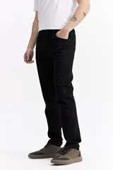 Jean de corte slim, con tiro medio, cierre frontal con botón y bolsillos laterales y traseros.