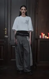 Remera blanca de corte oversize y manga corta, confeccionada en algodón premium. Presenta un estampado gráfico en la espalda con una ilustración estilo cómic de un caballero medieval con una copa y un celular, haciendo referencia a la carta del tarot 'Caballero de copas'.