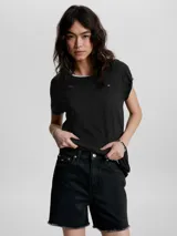 Remera negra de corte slim, cuello redondo y manga corta con dobladillo. Logo de Tommy Hilfiger bordado en el pecho.