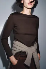Camiseta de manga larga confeccionada en tejido de punto interlock elástico y flexible, con cuello redondo y bajo recto.