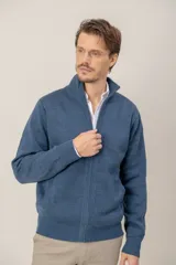 Campera tipo sweater con cierre frontal completo, confeccionada en tejido de punto con cuello alto. Presenta puños y ruedo acanalados.
