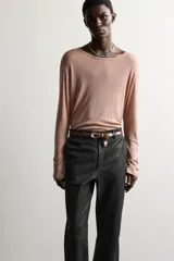 Camiseta relaxed fit de manga larga y cuello redondo amplio, confeccionada en tejido ligero color marrón con mezcla de lyocell y lana.