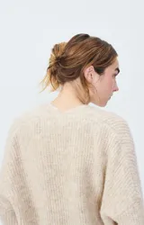 Cárdigan corto de punto color negro, con mangas largas y corte holgado.