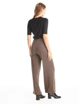 Pantalón de corte wide leg con diseño de espiga, tiro alto y pretina elástica interna. Presenta costuras verticales pespunteadas en el frente y en la parte trasera de cada pierna.