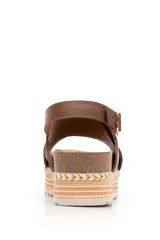 Sandalias de cuero color marrón con plataforma de yute y suela de goma.