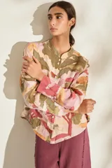 Camisa de lino italiano color crudo con estampado artístico de paisajes, cuello mao, manga larga, cierre frontal de botones y un bolsillo en el pecho.