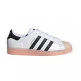 Zapatillas Adidas Superstar blancas con las tres tiras laterales en negro, contrafuerte negro con logo blanco y puntera y suela color salmón.