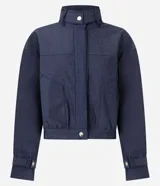 Campera bomber de denim azul oscuro, con cuello alto, cierre frontal con botones a presión ocultos, mangas largas con puños ajustables y diseño de largo corto.