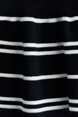 Saco ajustado en punto fino suave, color negro con rayas horizontales blancas. Modelo con cuello redondo, manga japonesa, botones hasta la cintura y peplum acampanado.