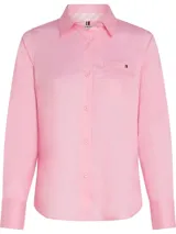 Camisa de manga larga rosa de popelina 100% algodón BCI, con cuello clásico, cierre frontal con botones, bolsillo en el pecho con logo de Tommy Hilfiger bordado y puños abotonados.