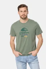 Remera de manga corta color borravino con cuello redondo y estampa frontal de una carpa junto a las inscripciones "Camp Explore Dream Discover" y "Adventure Outside Your Tent".