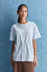 Remera celeste de algodón con cuello redondo, mangas cortas y cordón ajustable en la cintura.