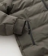 Campera puffer deportiva Get Over, color negro, con diseño sin costuras, cierre frontal por cremallera y capucha con cordón ajustable. Presenta puños elásticos y diseño acolchado.