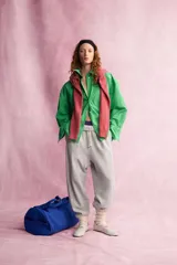 Camisa de popelín verde de manga larga con cuello solapa, cierre frontal de botones y dos bolsillos de parche en el pecho. Edición especial Fruit of the Loom x Zara.