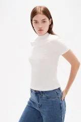 Remera de viscosa con textura acanalada, corte al cuerpo, cuello alto y mangas cortas.
