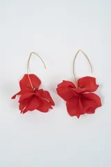 Aros colgantes con diseño de flor en color rojo, elaborados con pétalos de material sintético y gancho de metal dorado.