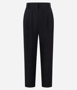 Pantalón de vestir negro, de corte recto, con trabillas en la cintura y pliegues.