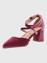 Zapato de tacón cuadrado medio, confeccionado en terciopelo color púrpura. Presenta un diseño de punta fina con tiras cruzadas en el empeine y cierre con hebilla ajustable en el tobillo.