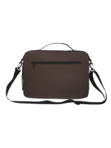 Maletín porta laptop color chocolate, con diseño resistente al agua, compartimento principal con cierre, bolsillo trasero con cierre, correa ajustable y removible, y asa superior. Incluye llavero mosquetón y logo de la marca en parche de cuero sintético.