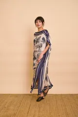 Vestido midi amarillo y blanco con estampado de paisajes y detalles de rayas en el cuello y el dobladillo, de corte holgado, mangas cortas y lazo ajustable en la cintura.