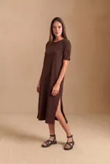 Vestido midi negro de manga corta, confeccionado en tejido de punto acanalado, con cuello redondo y corte recto.