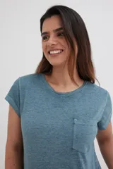 Remera azul con cuello redondo, bolsillo en el pecho y peplum en el ruedo.