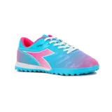 Championes de fútbol Diadora modelo Skipper TF, color aguamarina con detalles en fucsia y blanco. Diseñados con suela multitaco para césped sintético.