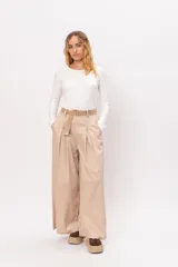 Pantalon de corte wide leg en color beige, con pinzas delanteras, cintura alta y cinturon de tela al tono incluido.