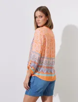 Blusa estampada marca Ruby Rd con escote en V, abertura central con botones y terminación anudada. Mangas tres cuartos regulables con presilla y botón.