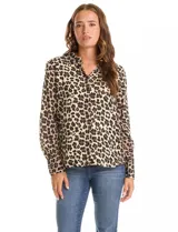 Camisa de manga larga con cuello camisero y cierre frontal de botones. Presenta un estampado abstracto en tonos azul marino y beige.