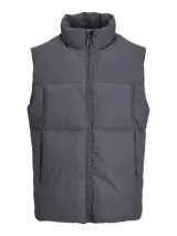 Chaleco puffer gris sin mangas con cuello alto y cierre de cremallera. Tiene bolsillos frontales y relleno de fibra sintética.